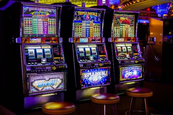 Mehrere Spielautomaten im Casino