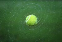 Durch die Luft fliegende Tennisball